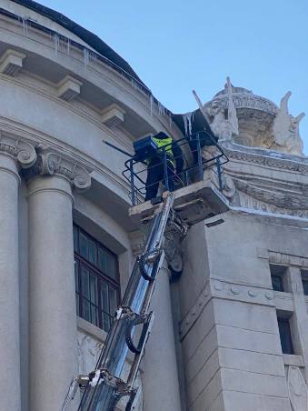 Комунальники Харкова очистили покрівлі від бурульок