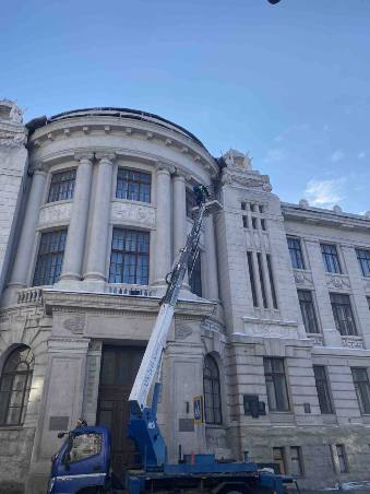Комунальники Харкова очистили покрівлі від бурульок
