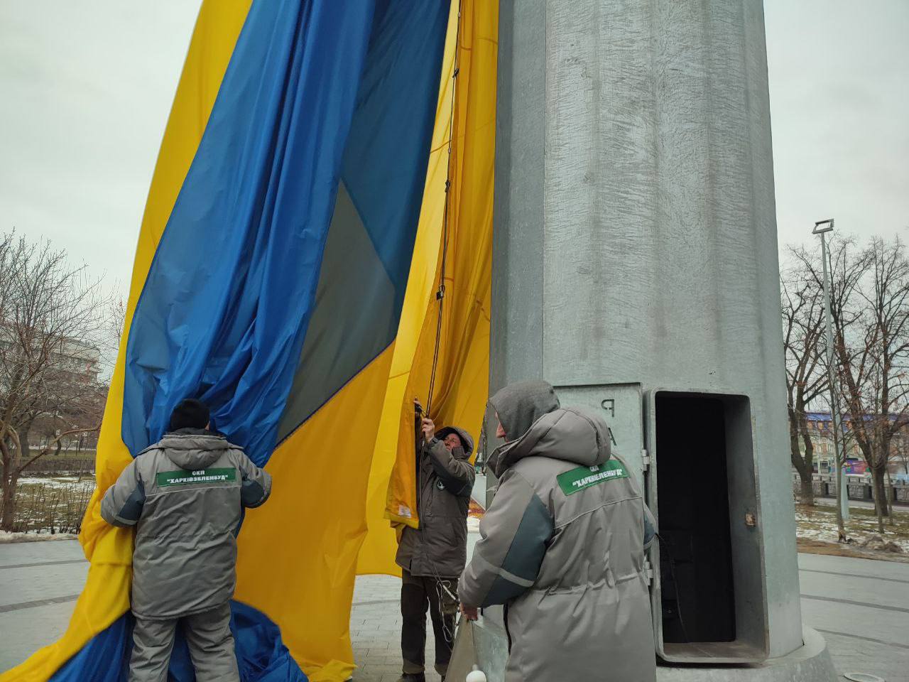 У Харкові через негоду тимчасово замінили прапор на головному флагштоку