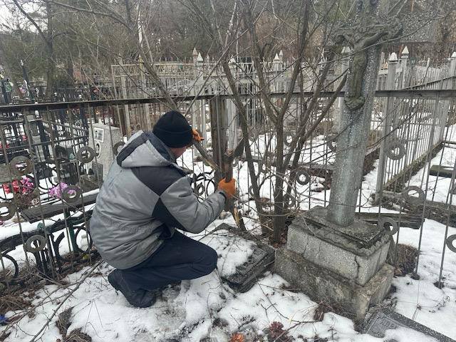 Впорядковують міські кладовища комунальники: Новини Харкова