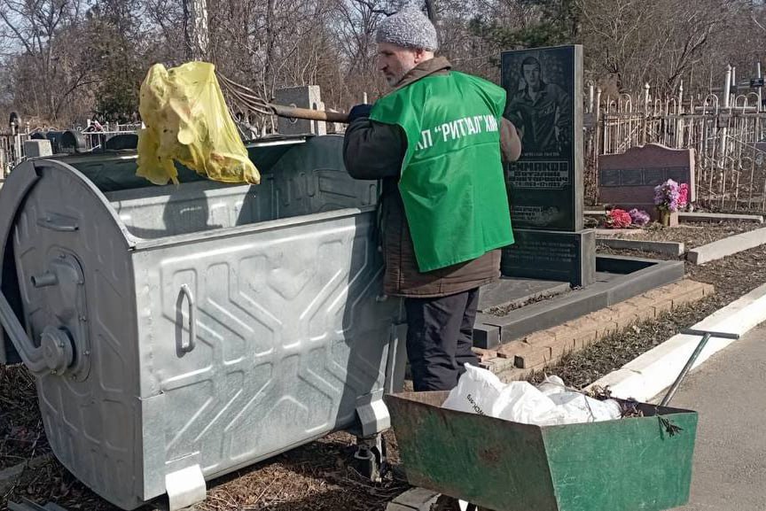 Прибирають цвинтарі міста комунальники: Новини Харкова