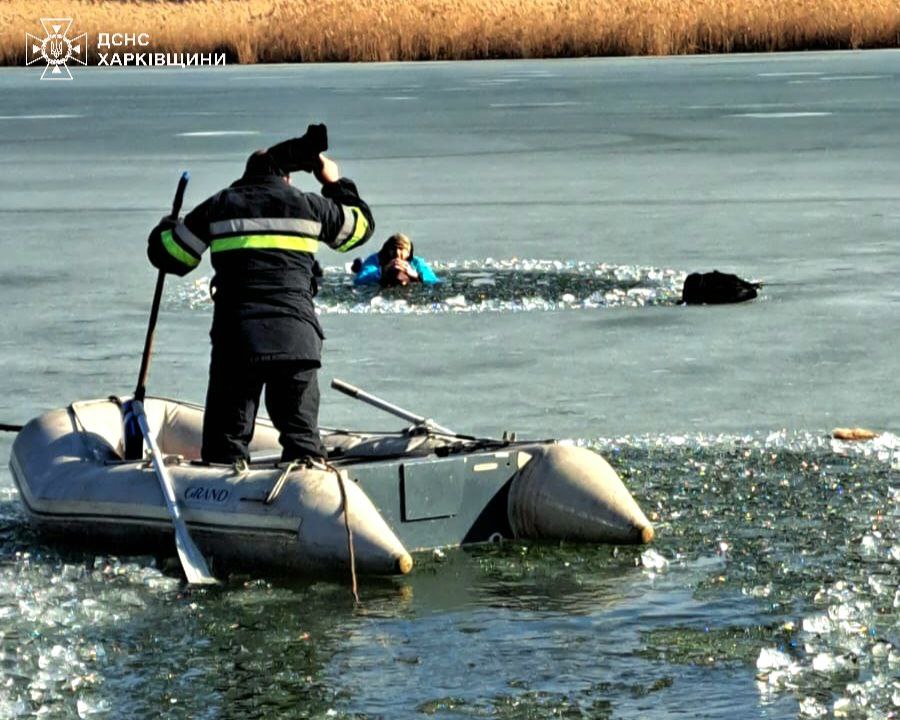 На Харківщині троє людей провалилися під кригу