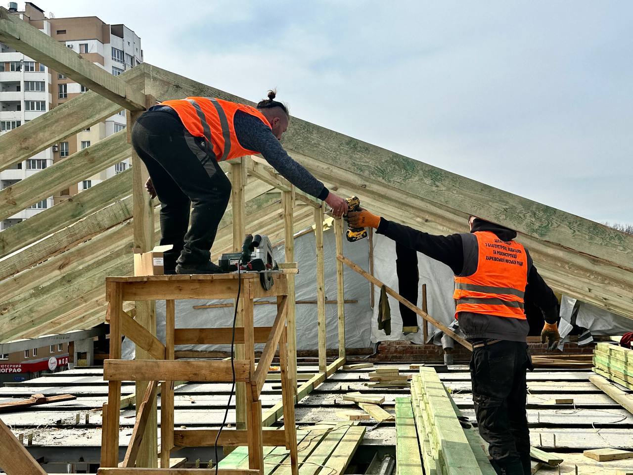 Відновлюють постраждалий від обстрілів будинок у Слобідському районі: Новини Харкова