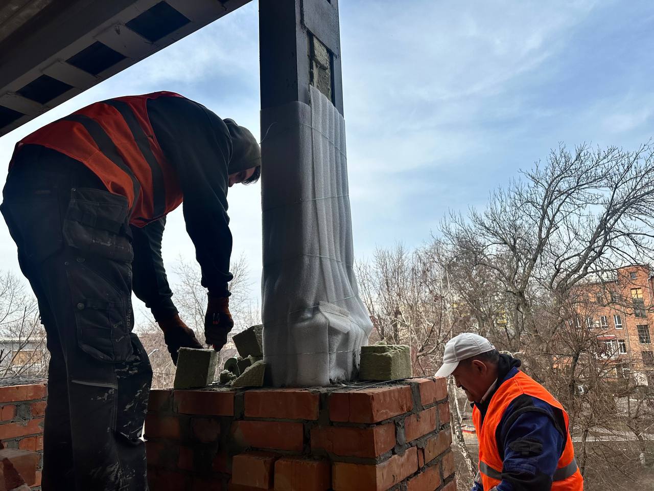 Відновлюють постраждалий від обстрілів будинок у Слобідському районі: Новини Харкова