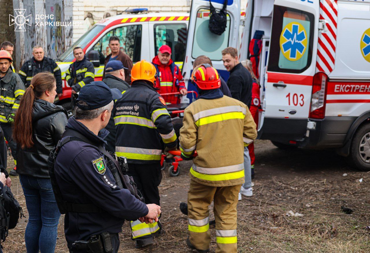 У Харкові надзвичайники та комунальники майже 5 годин рятували чоловіка, що застряг у трубі (фото, відео)