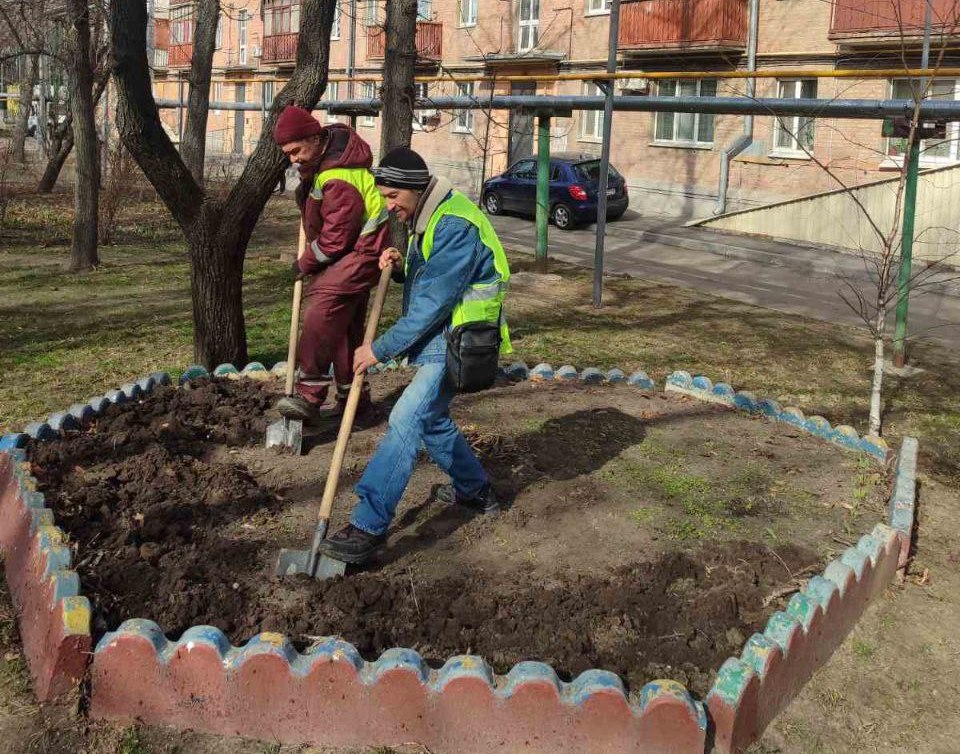 Наводять лад у житлових районах міста комунальники: Новини Харкова