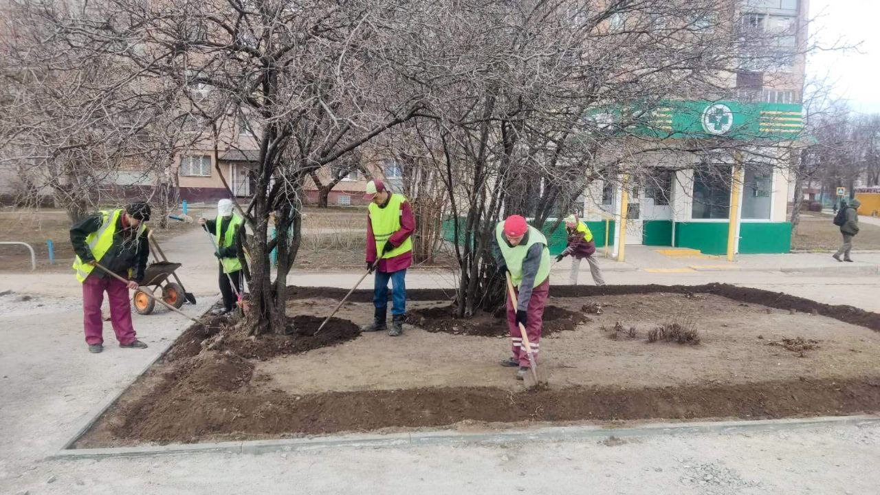 Комунальники наводять лад у житлових районах Харкова (фото)