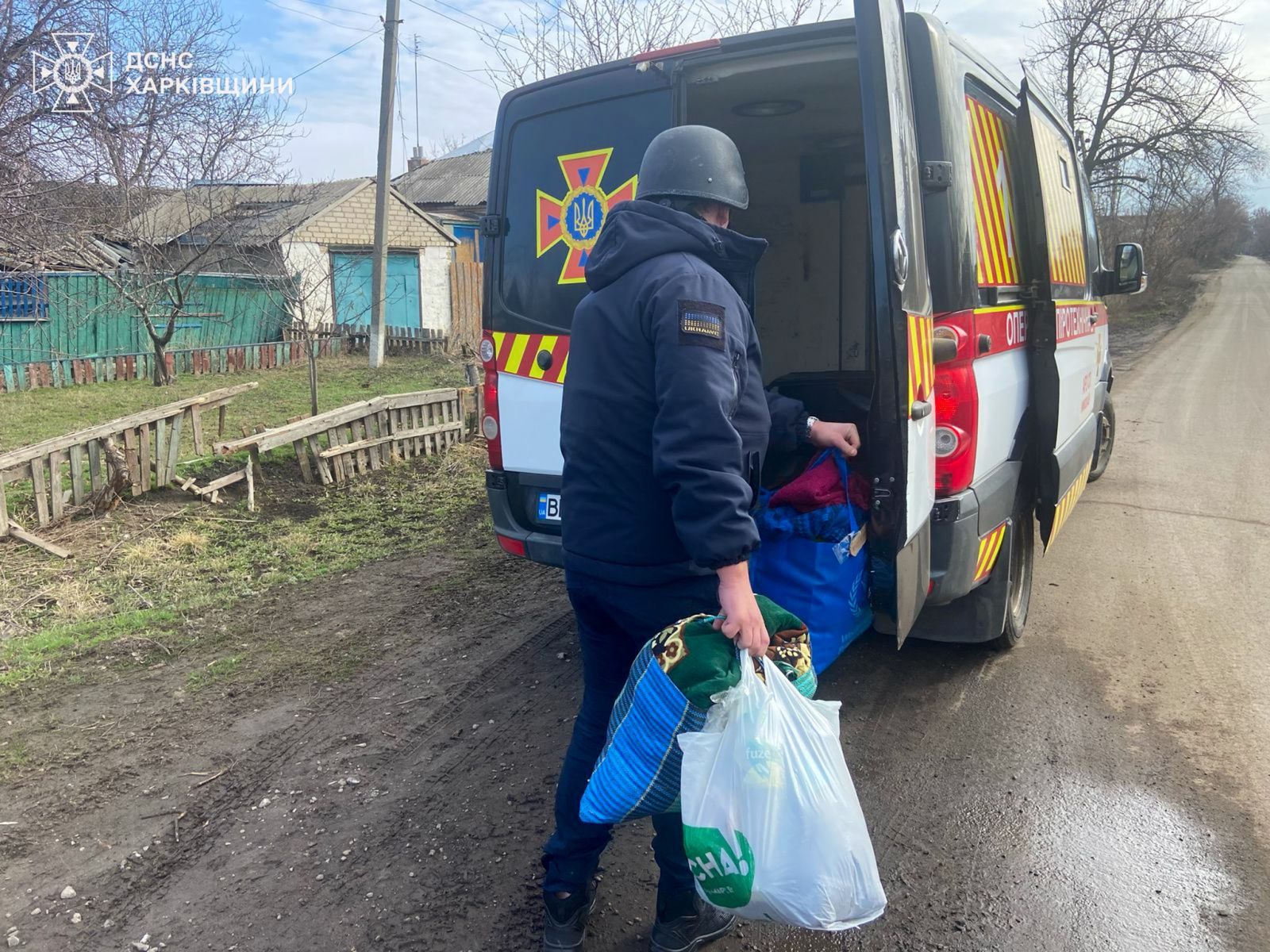 Рятувальники евакуюють людей з прифронтових населених пунктів Харківщині