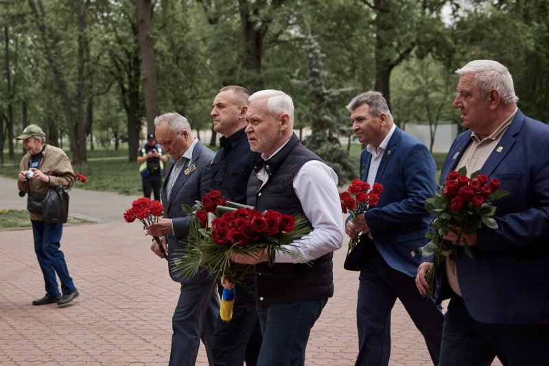 Поклав квіти до памʼятника ліквідаторам аварії на ЧАЕС з нагоди 39-ї річниці трагедії Ігор Терехов: Новини Харкова