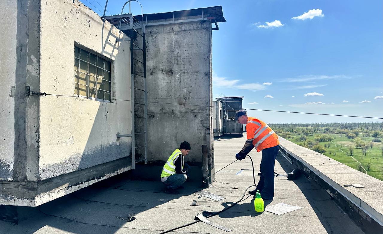 Комунальники вже відновили 80% даху постраждалого харківського будинку