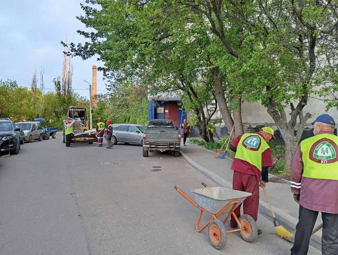 У Харкові комунальники ліквідовують наслідки обстрілів