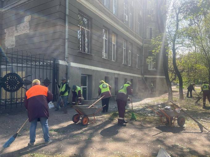 У Харкові комунальники ліквідовують наслідки обстрілів