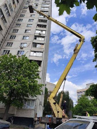 У Харкові комунальники ліквідовують наслідки обстрілів