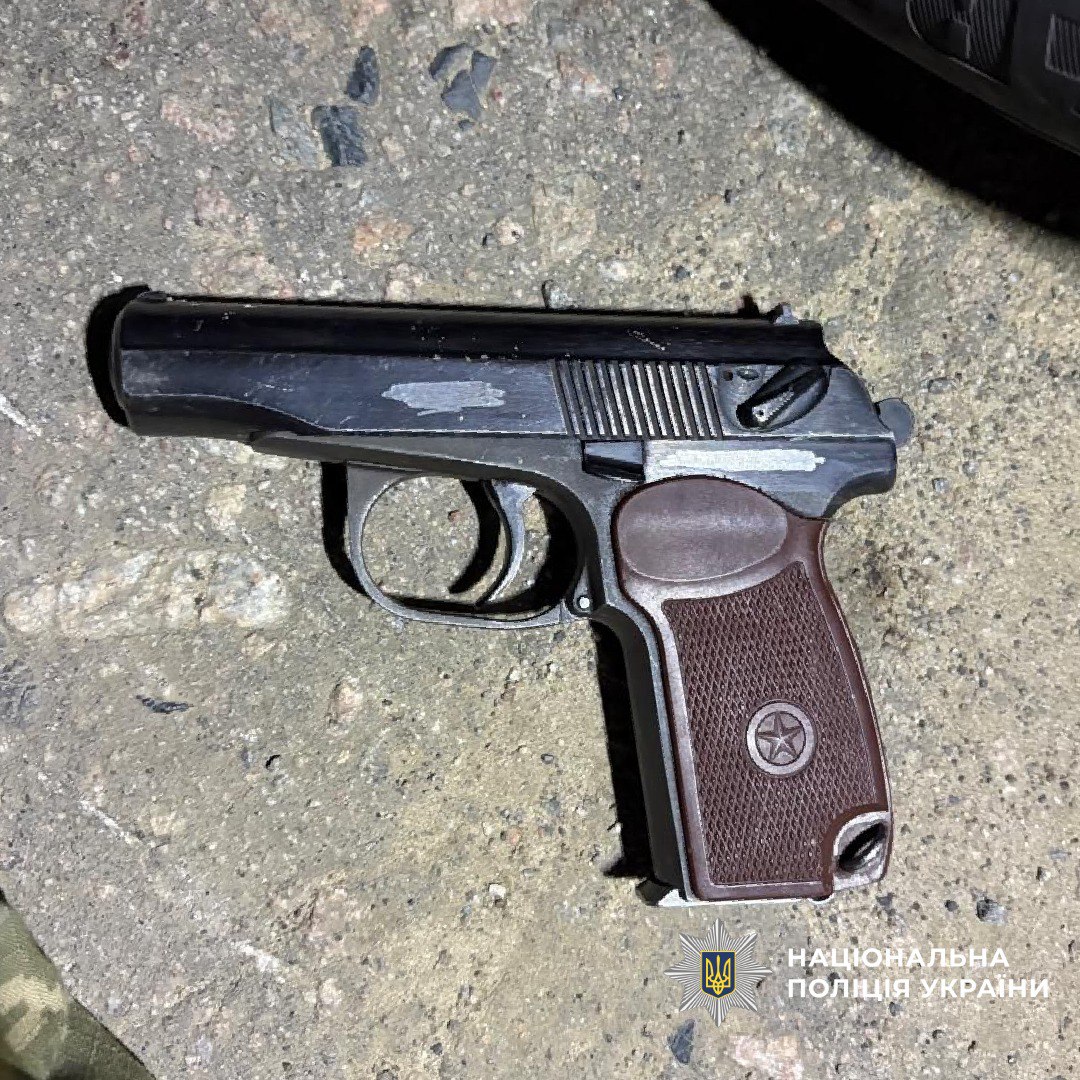 Погрожував пістолетом правоохоронцям серійний крадій у забитому боєприпасами таксі: Новини Харкова