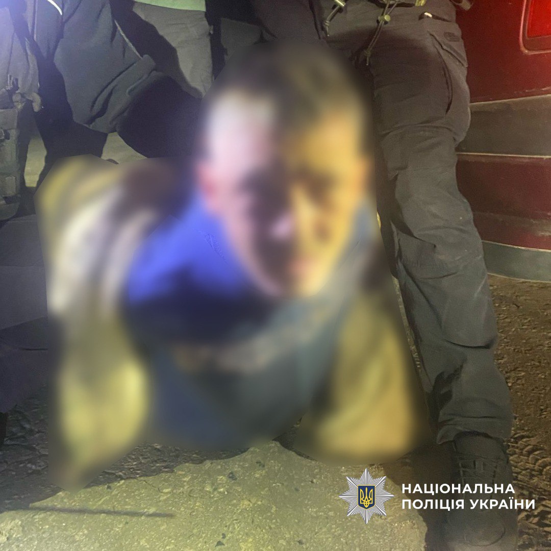 Погрожував пістолетом правоохоронцям серійний крадій у забитому боєприпасами таксі: Новини Харкова