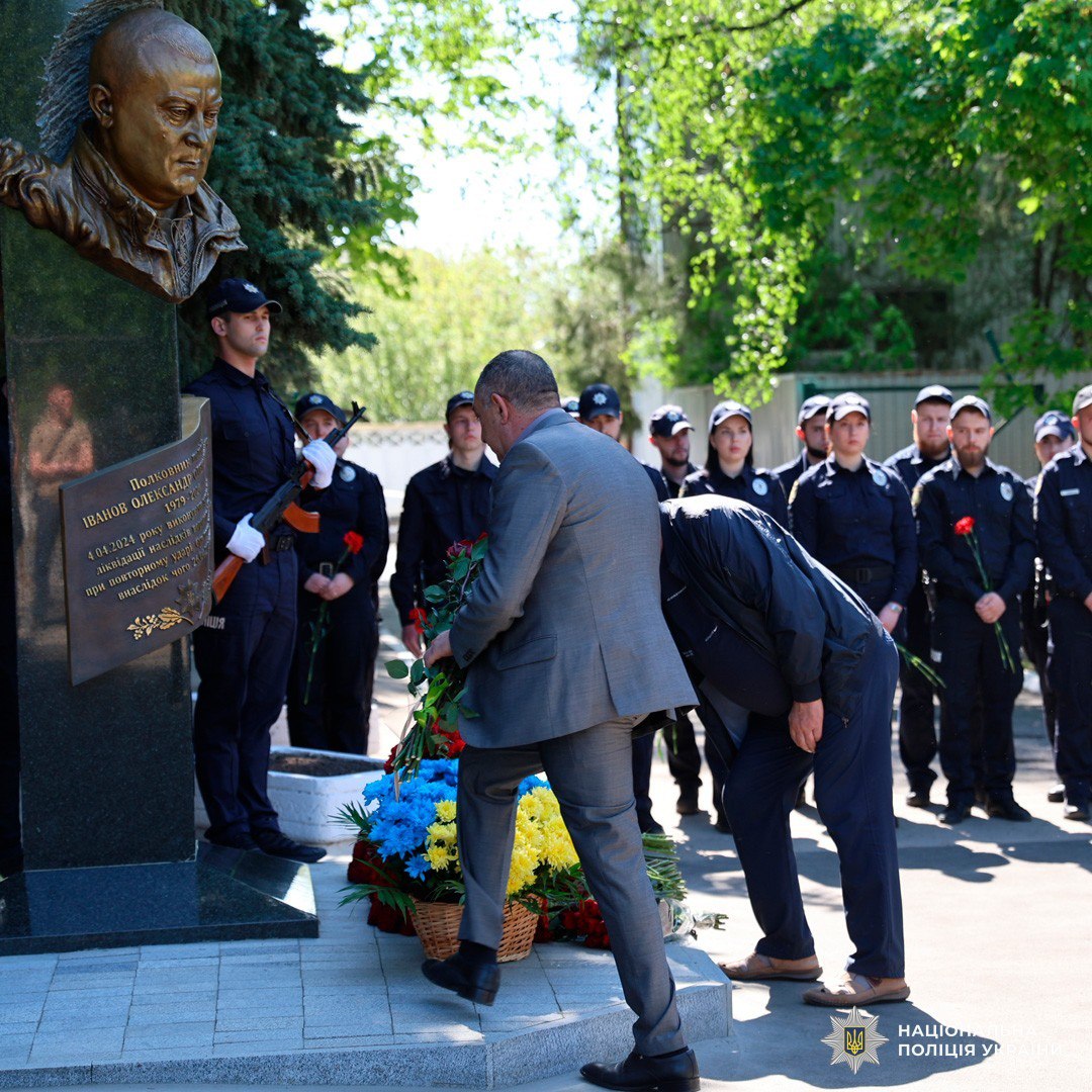 Відкрито пам’ятник полковнику поліції Олександру Іванову, який загинув внаслідок ворожого авіаудару: Новини Харкова