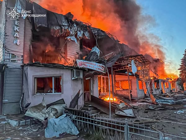 На Харківщині рятувальники ліквідують масштабну пожежу після обстрілу