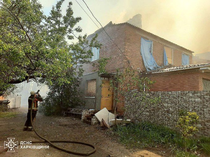 Пожежа в Ізюмі: вогонь охопив 80 гектарів лісу, детонують боєприпаси