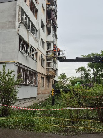 У Харкові тривають роботи з ліквідації наслідків атаки дронів
