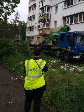 У Харкові тривають роботи з ліквідації наслідків атаки дронів
