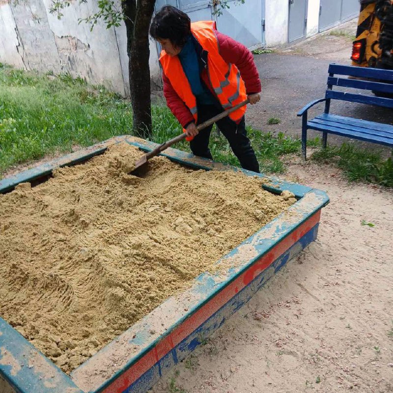 Комунальники ремонтують дитячі майданчики Харкова
