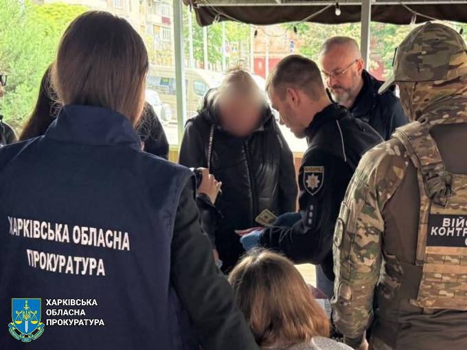 У Харкові затримали жінку, яка вимагала 4700 доларів за «звільнення» від служби