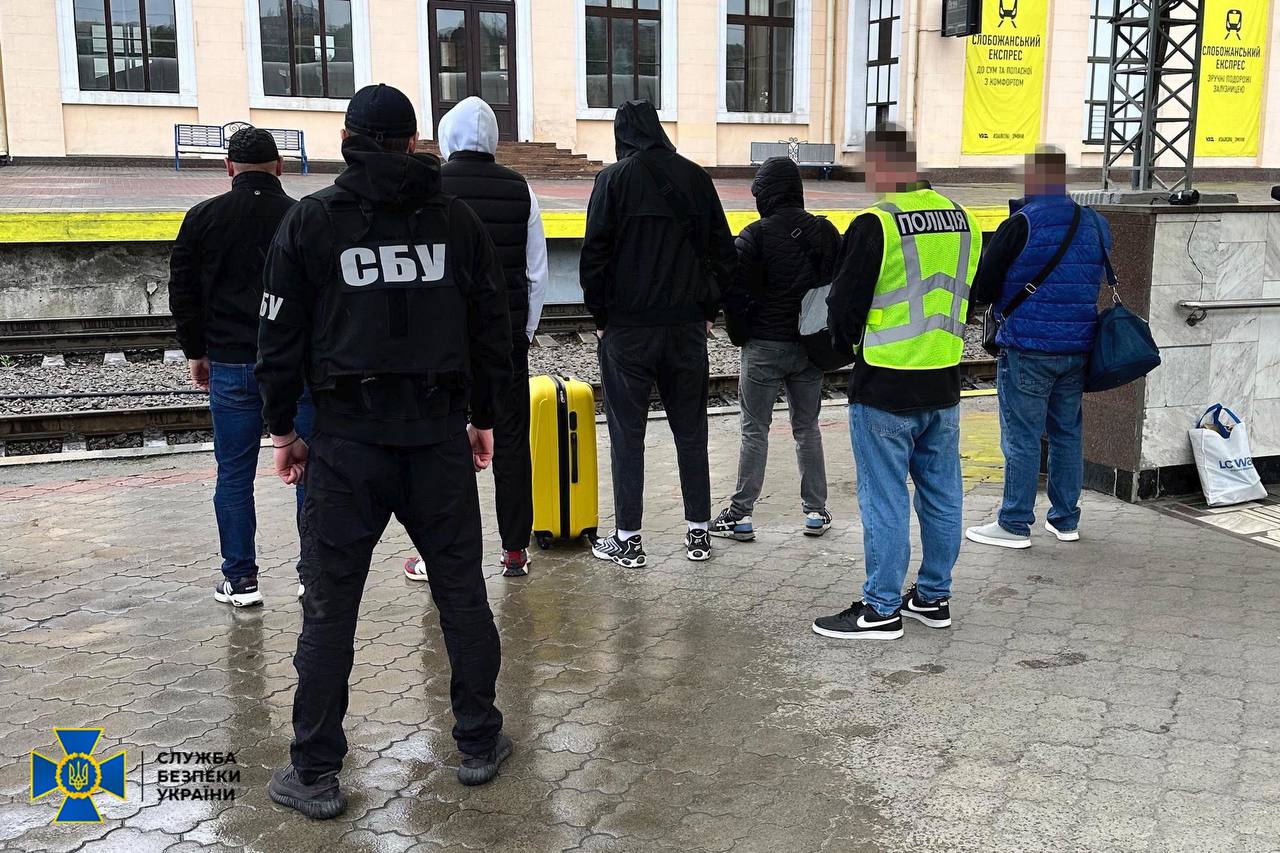 Брали 11 500 доларів США: СБУ блокувала на Харківщині спробу організації ще одного каналу втечі ухилянтів за кордон