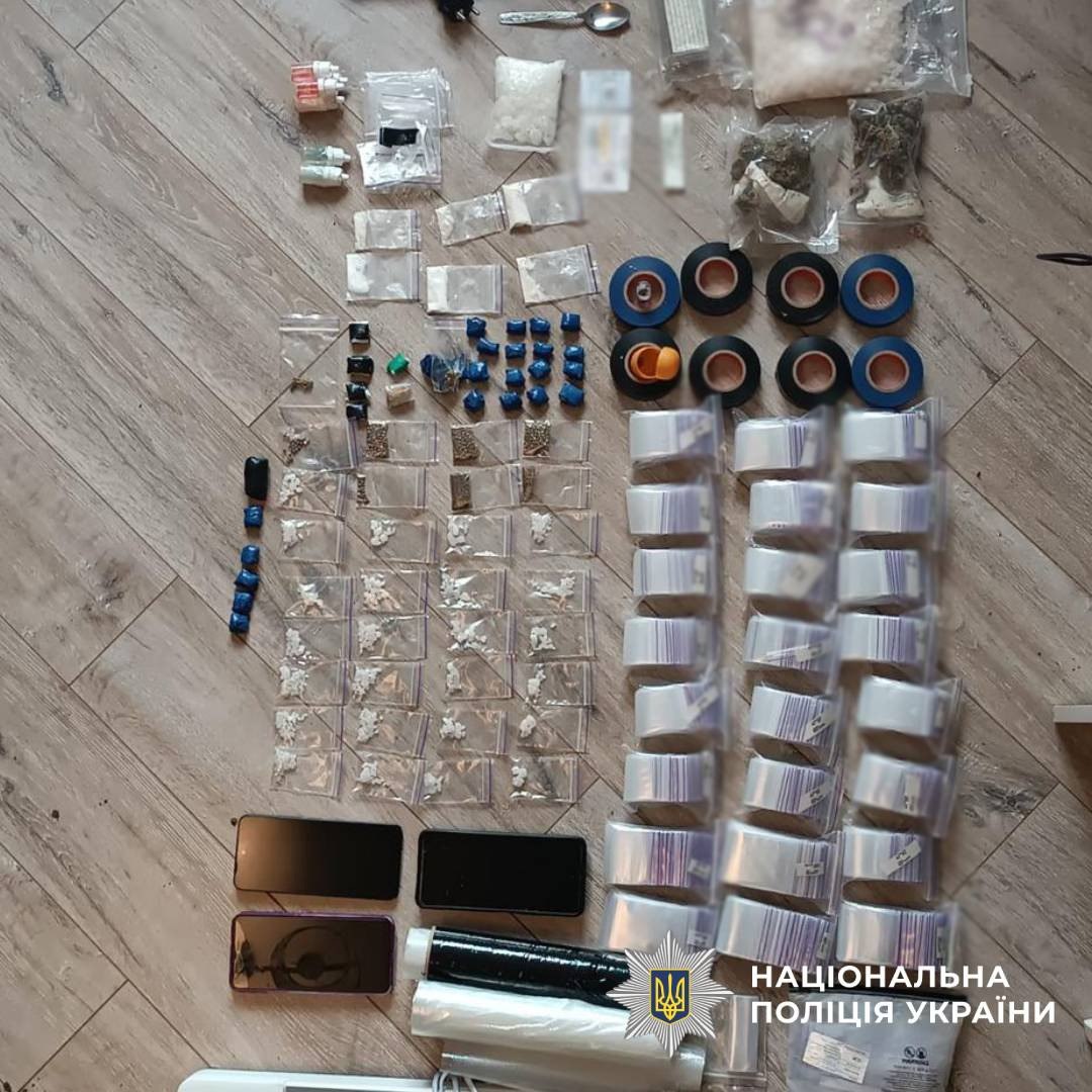 Спіймали двох жінок, які збергігали та розповсюджували наркотики на сотні тисяч гривень: Новини Харкова