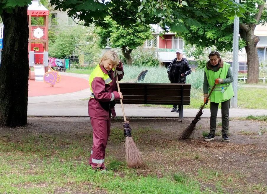 Перевірили стан прибудинкових територій в Немишлянському районі комунальники: Новини Харкова