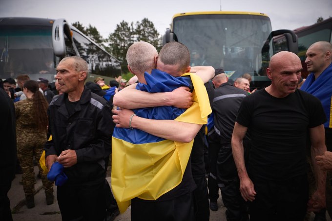 303 українських військових повернулися з полону (фото)