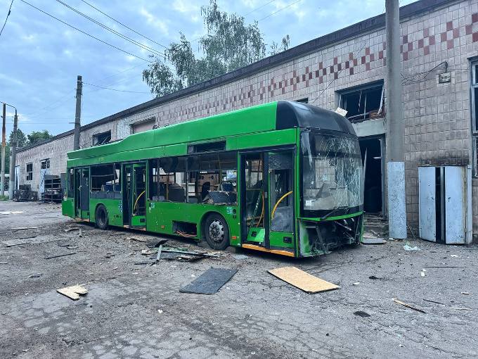 Обстріл Харкова: пошкоджено депо, знищено тролейбус, є постраждалі