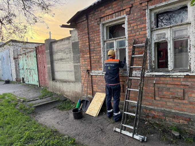 У Новобаварському районі Харкова ліквідовують наслідки нічного обстрілу