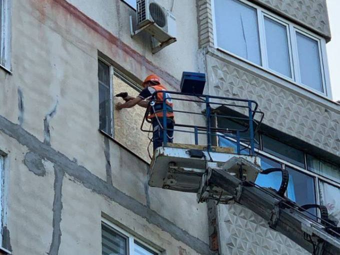 У Харкові комунальники продовжують відновлення пошкоджених будинків