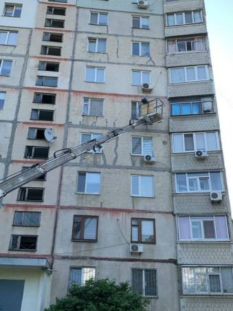 У Харкові комунальники продовжують відновлення пошкоджених будинків