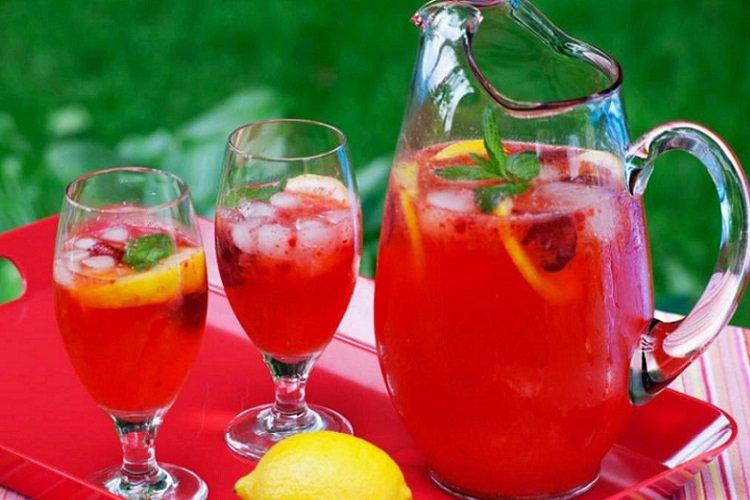 Як приготувати 9 узварів із полуницею