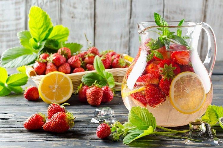 Як приготувати 9 узварів із полуницею