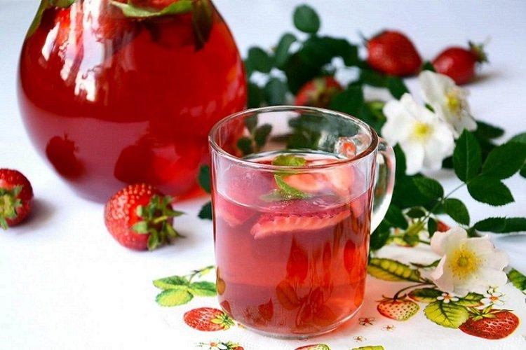 Як приготувати 9 узварів із полуницею