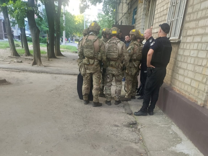 У Харкові 39-річний чоловік зачинив у квартирі двох жінок і погрожував їм ножем