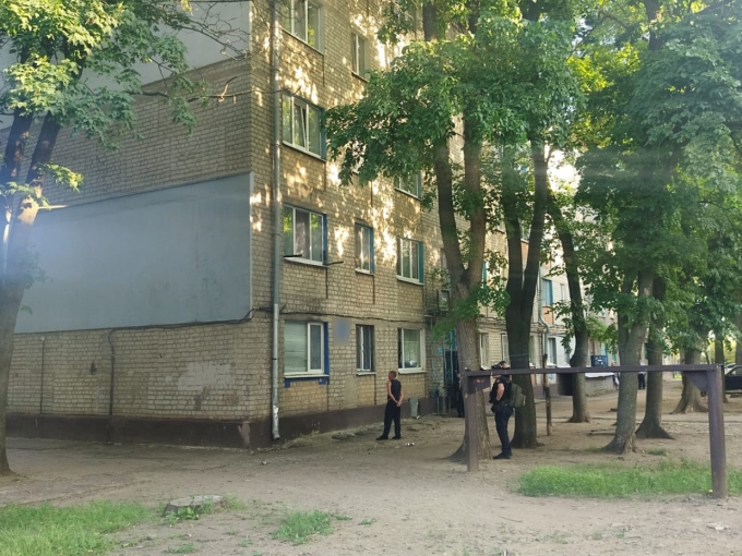 У Харкові 39-річний чоловік зачинив у квартирі двох жінок і погрожував їм ножем