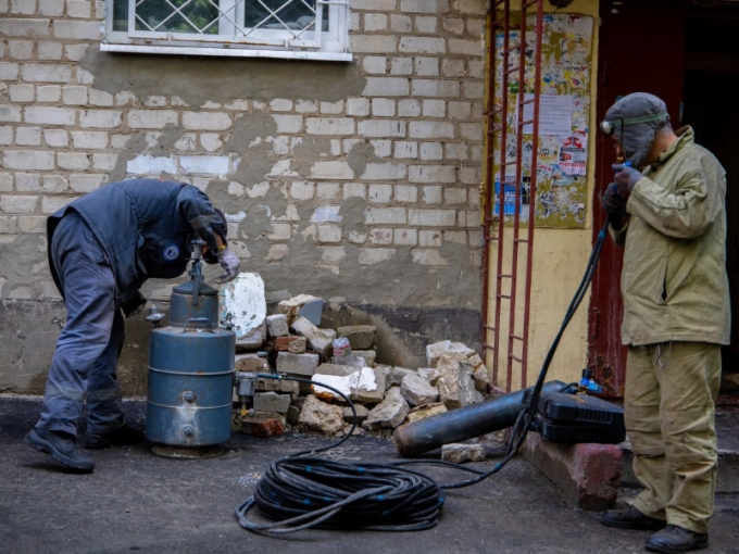 У Харкові ремонтують водопостачання в будинках після обстрілу