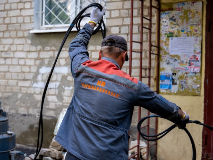 У Харкові ремонтують водопостачання в будинках після обстрілу