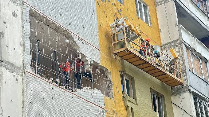 У Харкові ремонтують будинок на вул. Сердюка, пошкоджений під час обстрілу