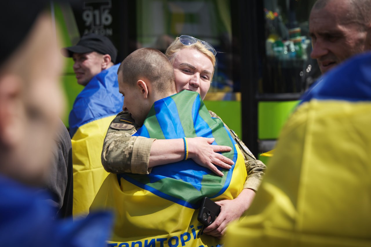 До України повернули тяжкопоранених захисників під час нового обміну полоненими