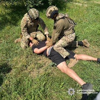 На Харківщині затримали двох вимагальників, які шантажували чоловіка через неіснуючий борг