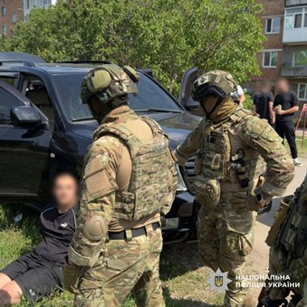 На Харківщині затримали двох вимагальників, які шантажували чоловіка через неіснуючий борг