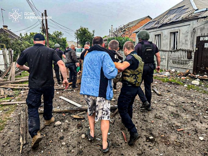 На Харківщині врятовано матір з дитиною з-під завалів після авіаудару