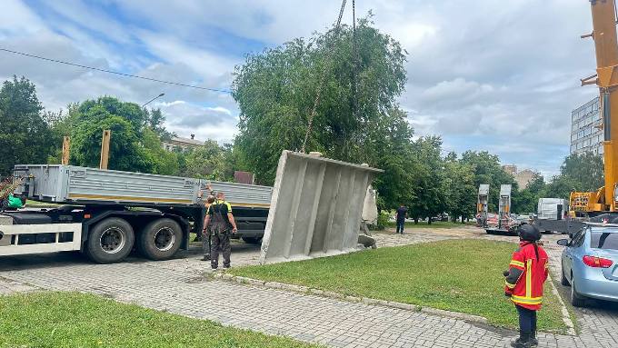  Аварійні роботи в девʼятиповерхівці Харкова після обстрілу 7 червня