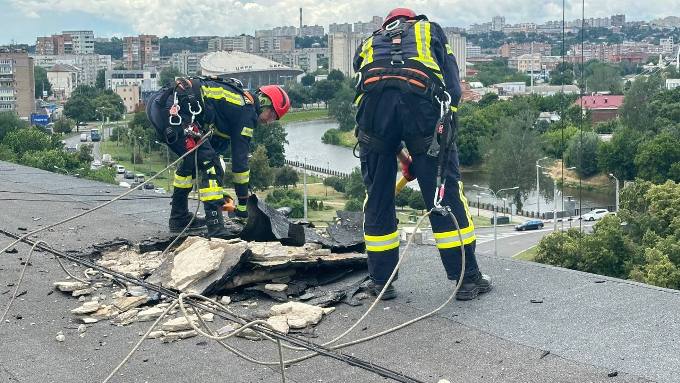  Аварійні роботи в девʼятиповерхівці Харкова після обстрілу 7 червня