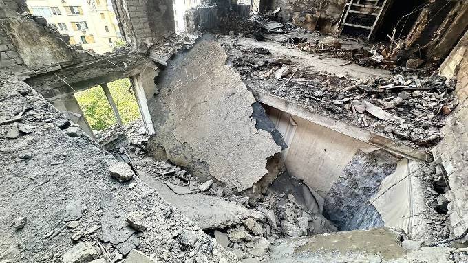  Аварійні роботи в девʼятиповерхівці Харкова після обстрілу 7 червня