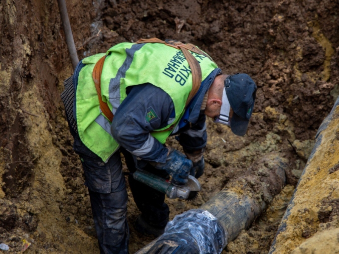 Харківводоканал замінює 300 м водопроводів на просп. Перемоги